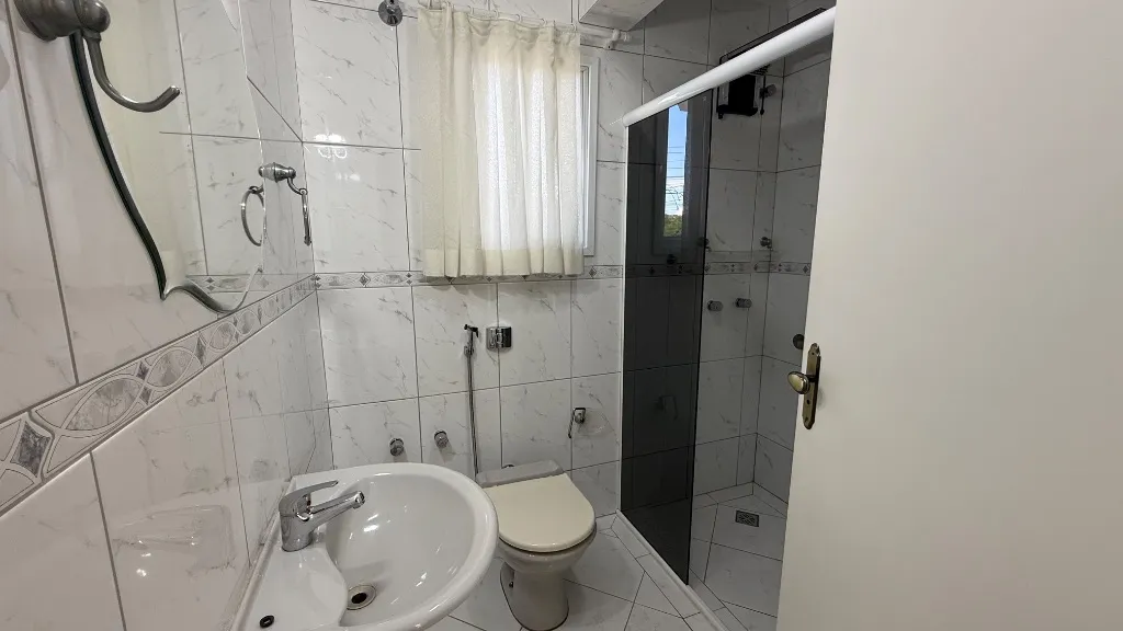 3-bedroom house with a bathtub in Curitiba — photo 12