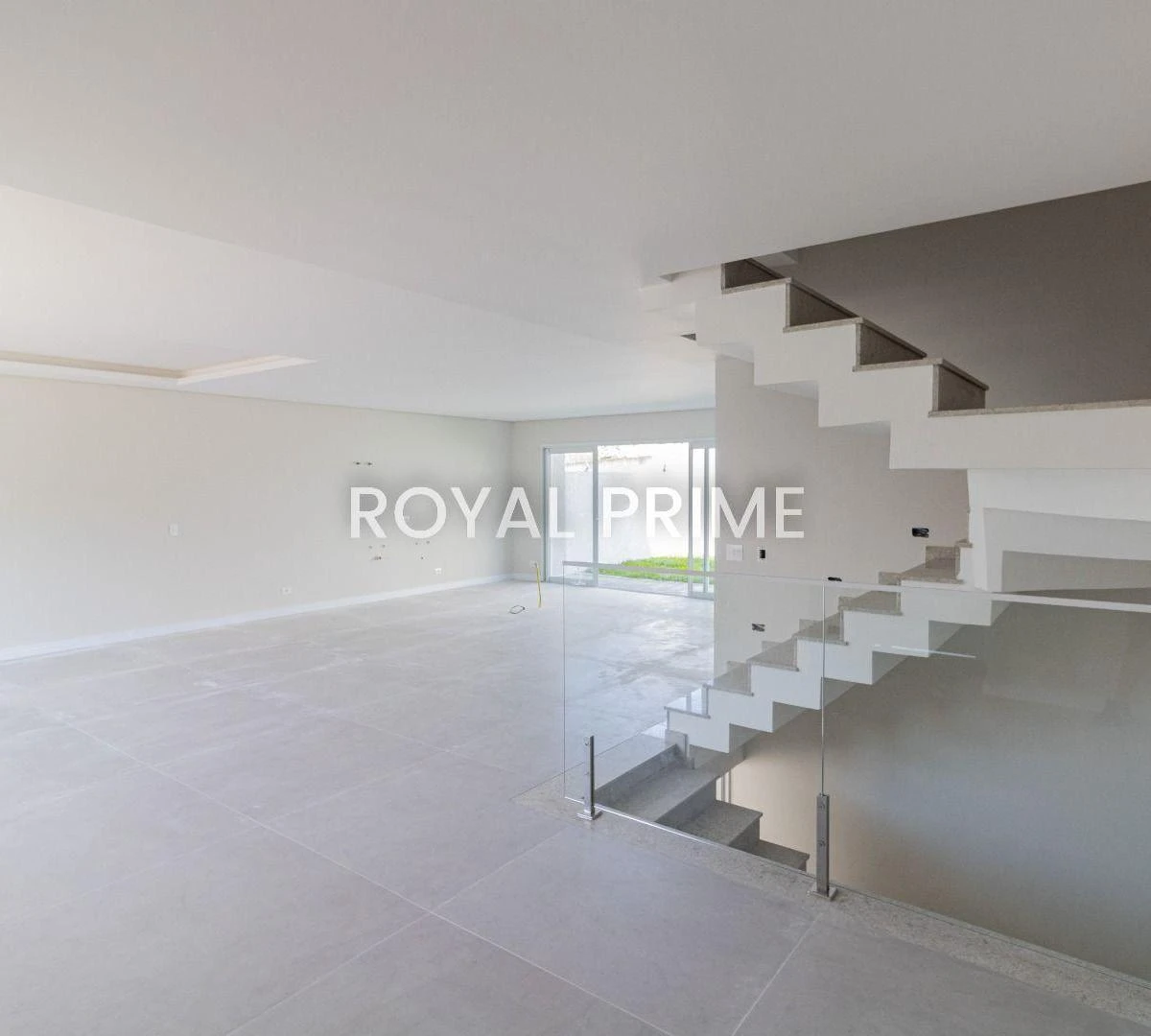 Unfurnished quadriplex house with 3 en-suite rooms