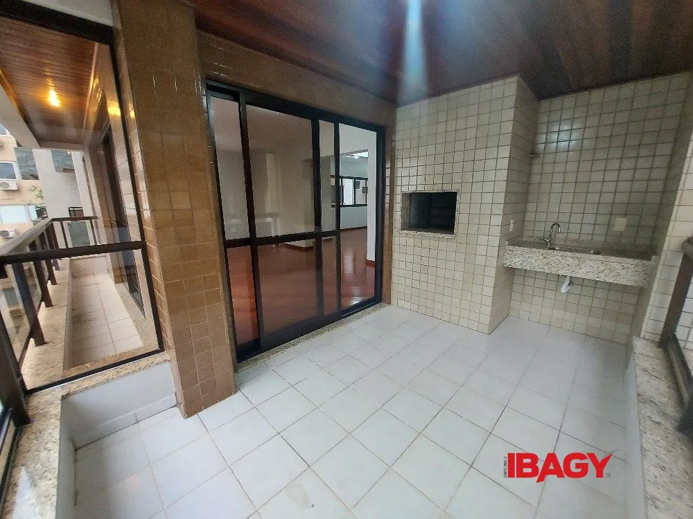 4-bedroom apartment with 2 en-suite baths and enclosed kitchen — photo 25