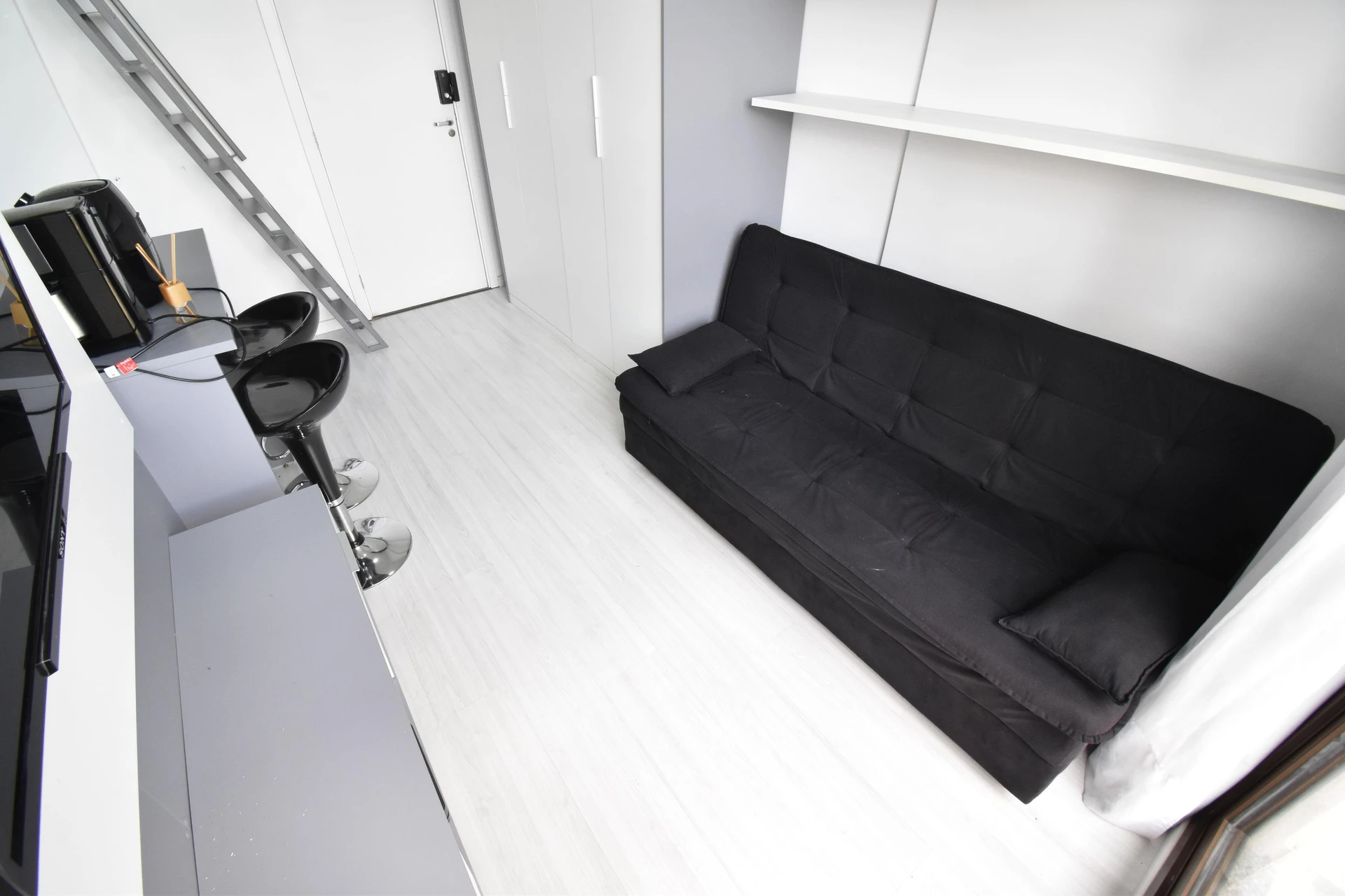 One-bedroom apartment in a building with a gym — photo 18