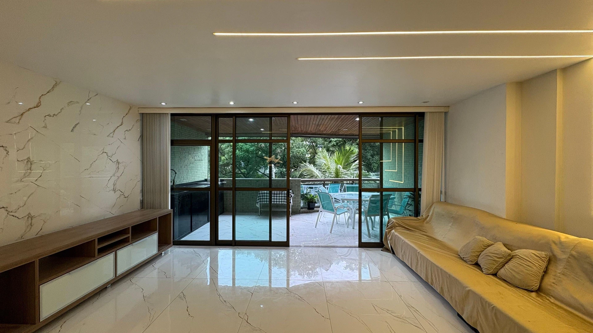 Glass-enclosed balcony in a 3-bedroom apartment, 120 m² — photo 65