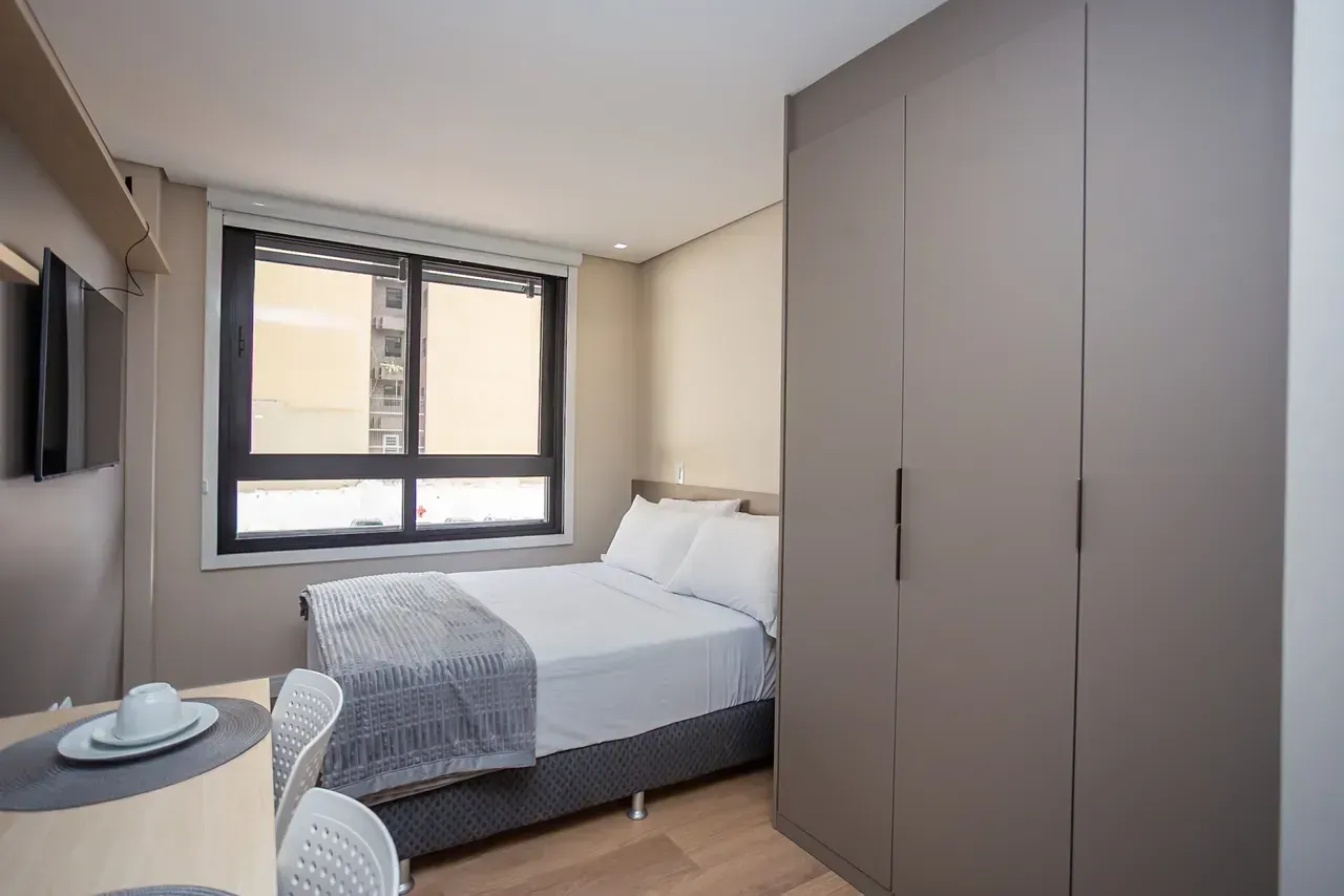 Furnished 1-bedroom apartment with compact kitchenette — photo 4