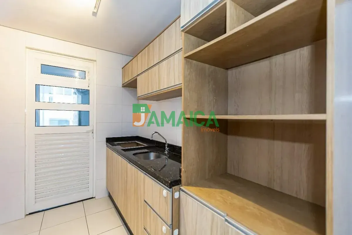 Дерев'яна підлога або ламінат та 2 спальні: квартира 68 м²