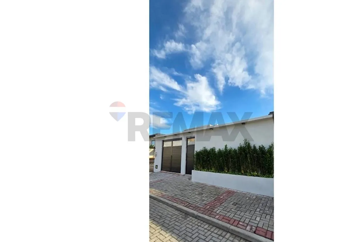 House, 250 m², with floor-to-ceiling windows — photo 6