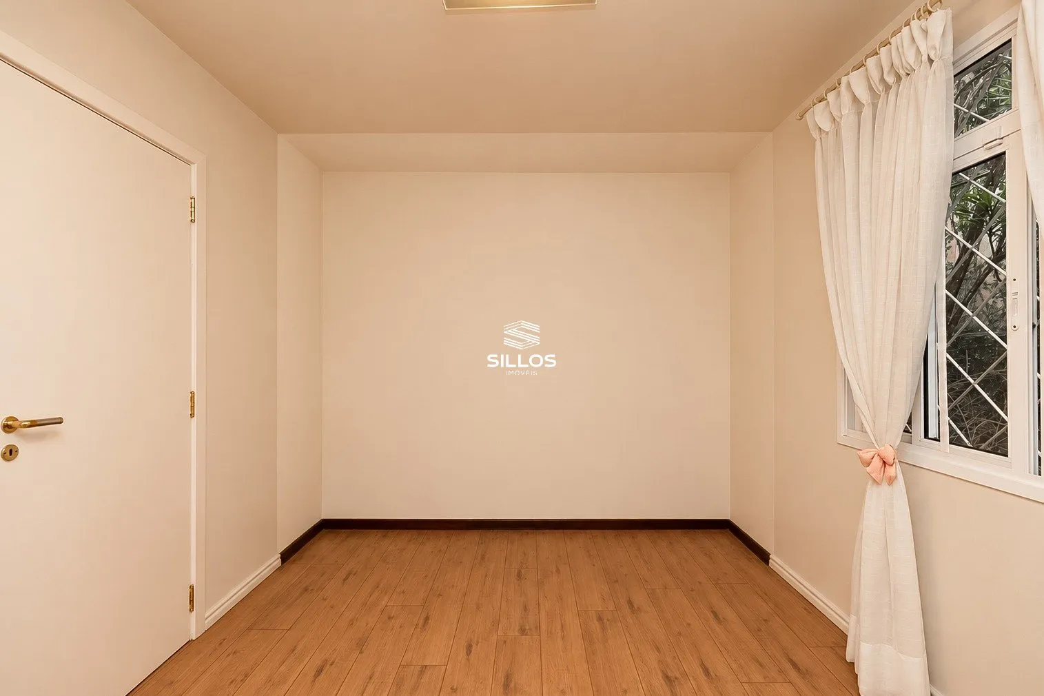 4-bedroom house with a fireplace — photo 22