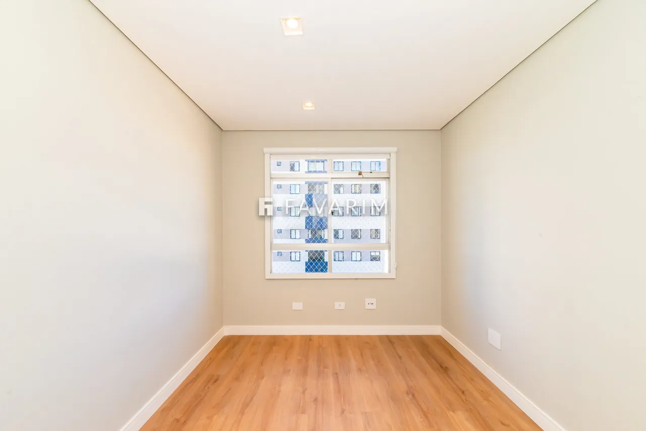 2-bedroom apartment with balcony and laundry area — photo 10