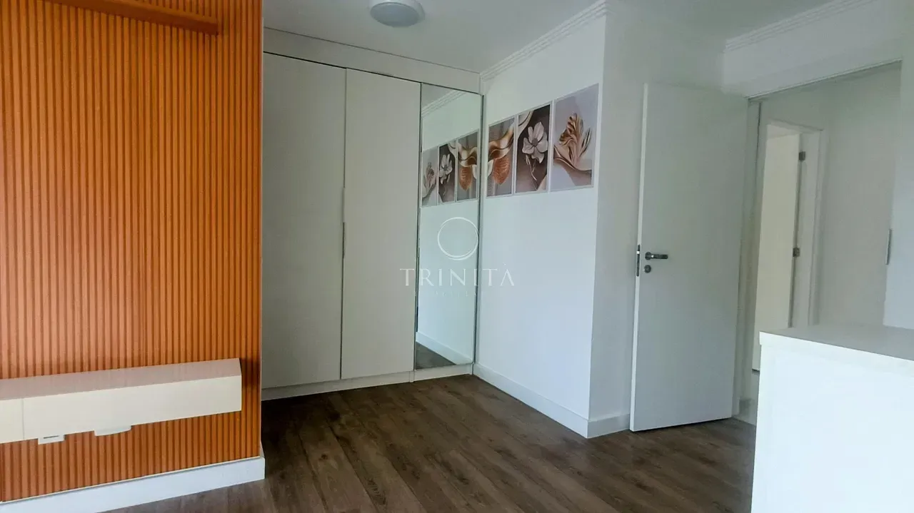 2-suite apartment with enclosed balcony and open-plan kitchen — photo 16
