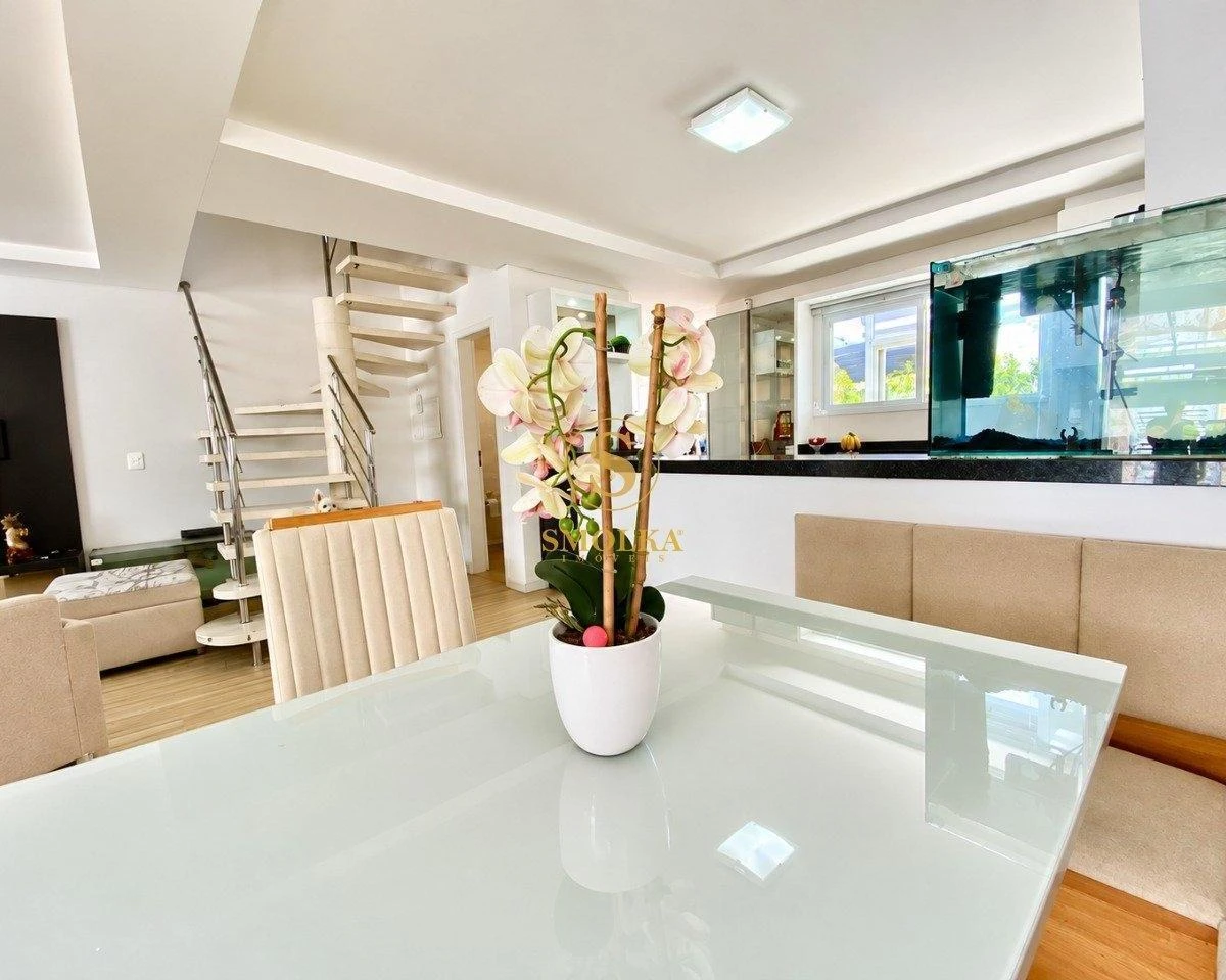 3-bedroom house with a walk-in closet in Florianópolis — photo 10