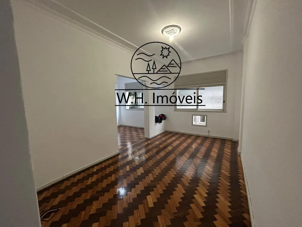Wood or laminate floors in a 2-bedroom apartment, 79 m²