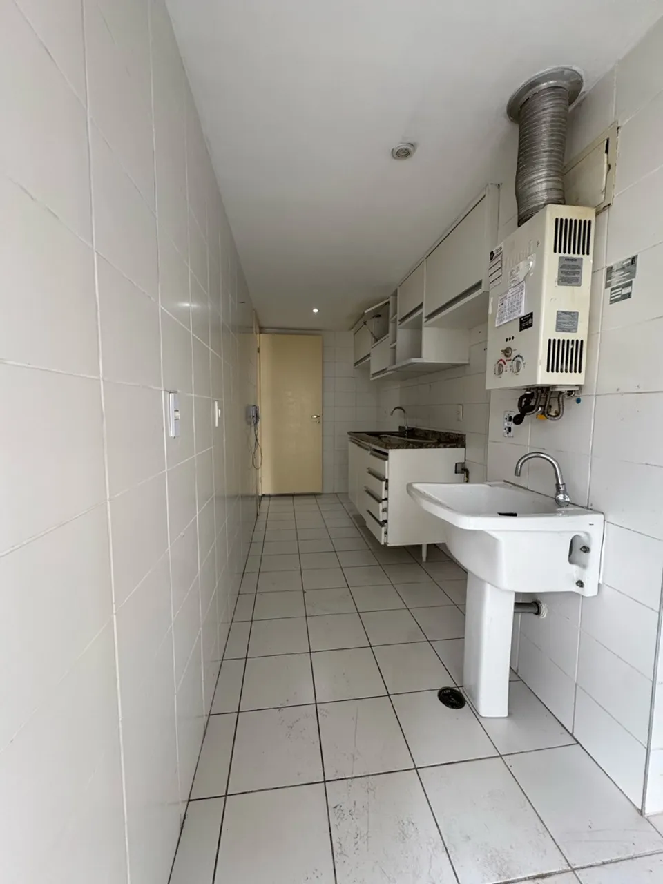 3-bedroom apartment in a building with a gym — photo 15