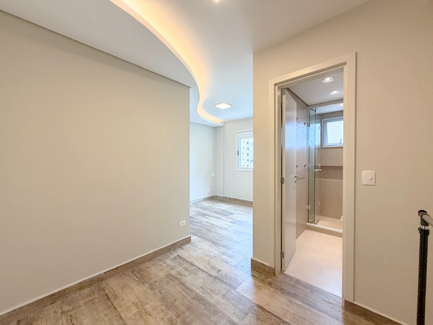 Floor-to-ceiling windows in a 3-bedroom apartment, 106 m² — photo 17