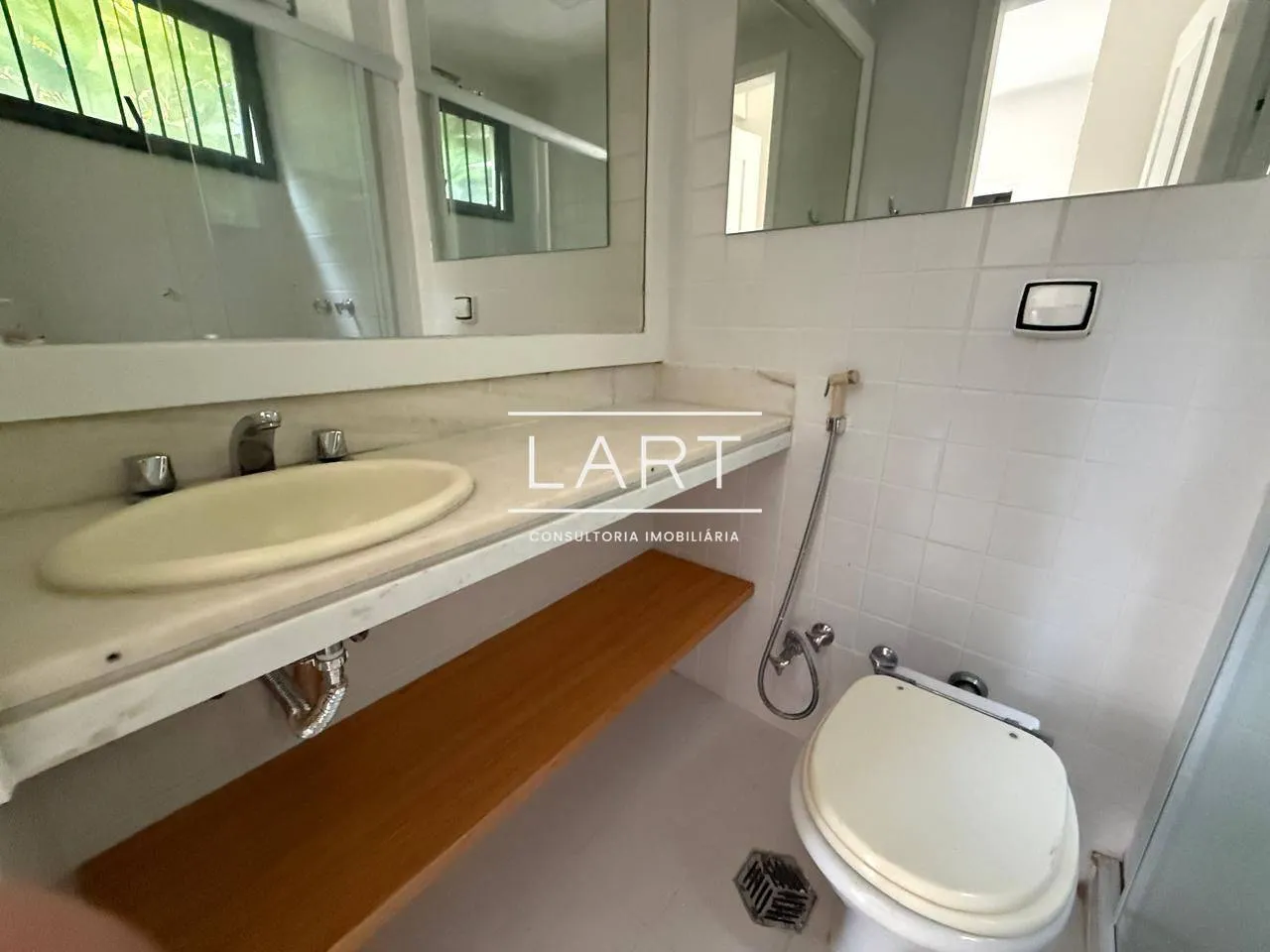 Apartment on the 6th floor with a glass-enclosed balcony — photo 2
