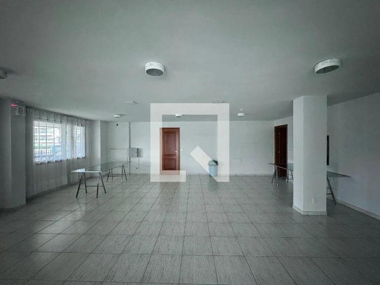 One-bedroom apartment in a building with a pool