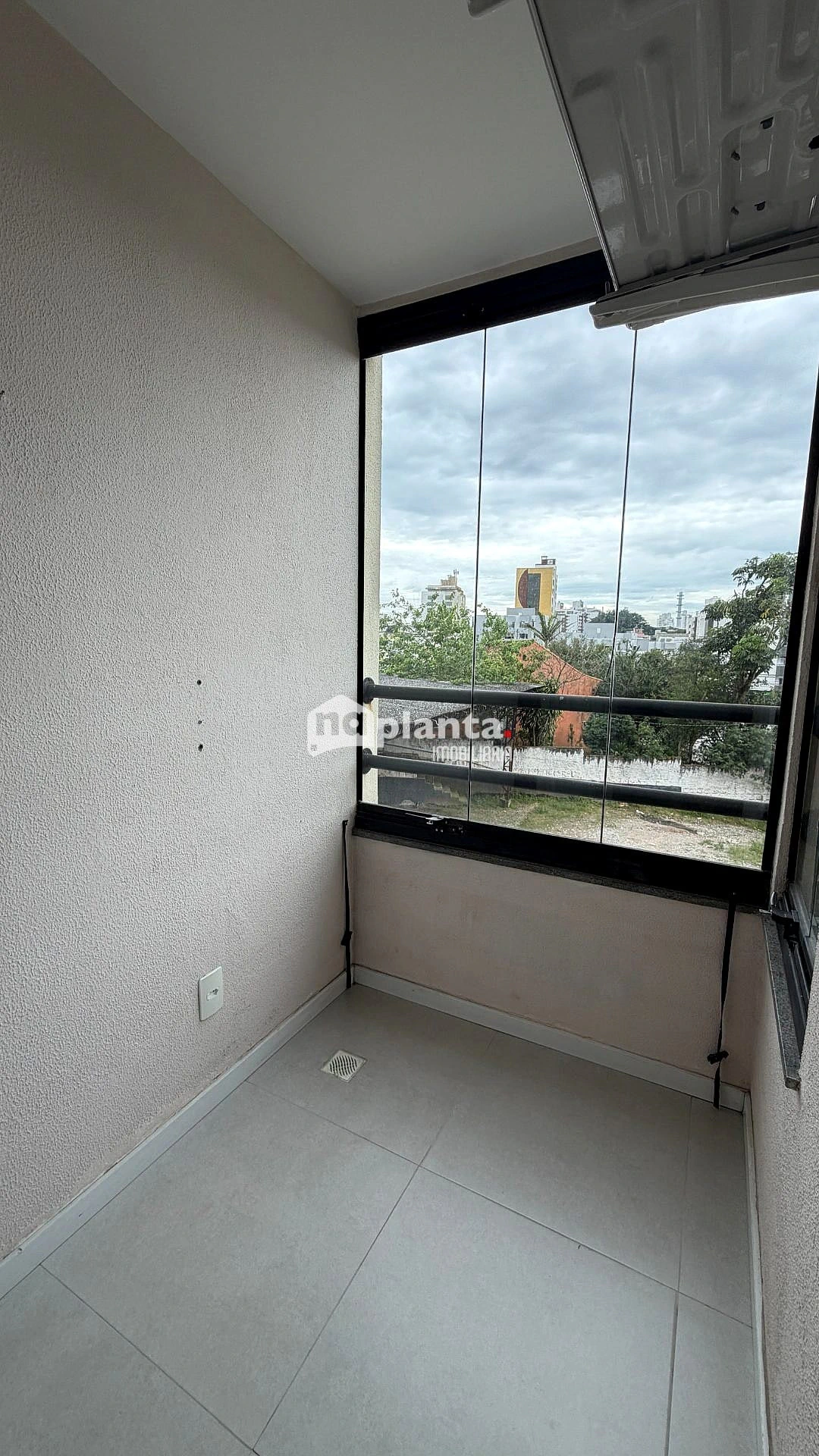 One-bedroom apartment in a building with a pool — photo 10