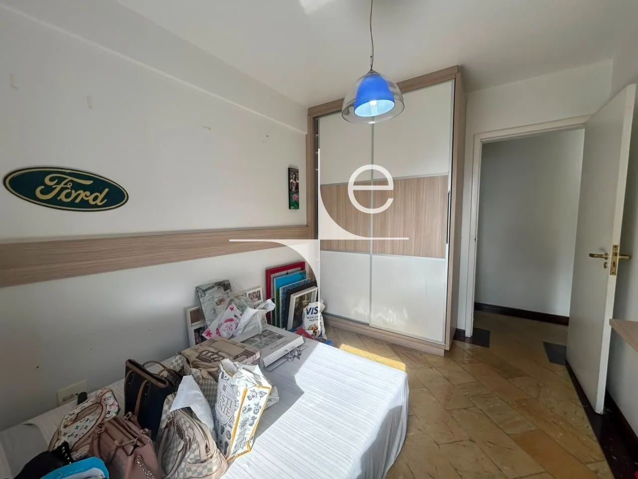 254 m² apartment with a walk-in closet and a home office — photo 4