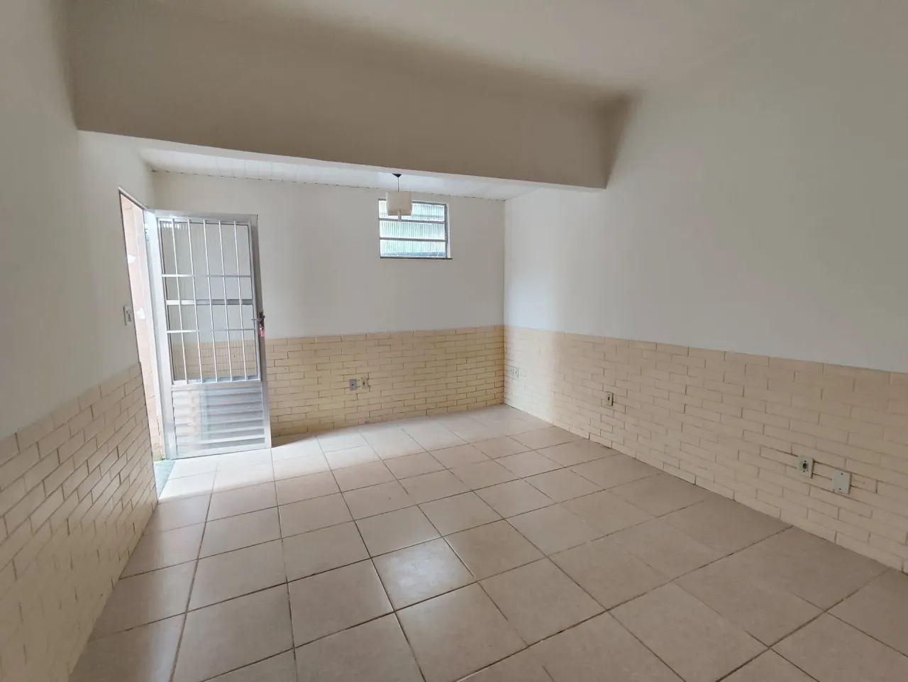 Unfurnished studio with 1 bedroom and 1 bathroom