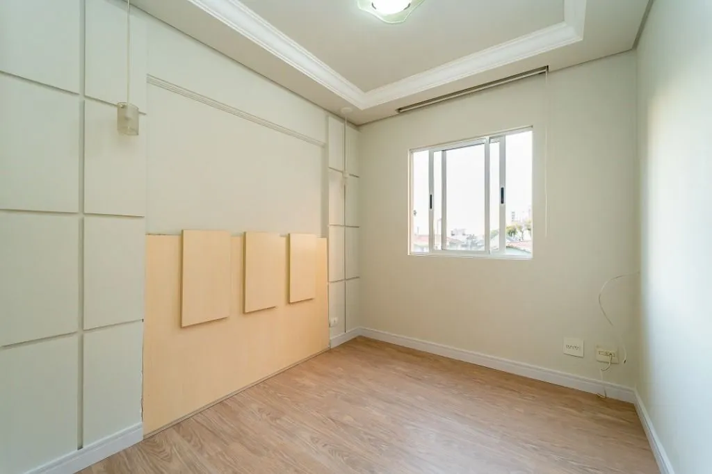 Balcony with a grill in a 2-bedroom apartment, 59 m² — photo 9