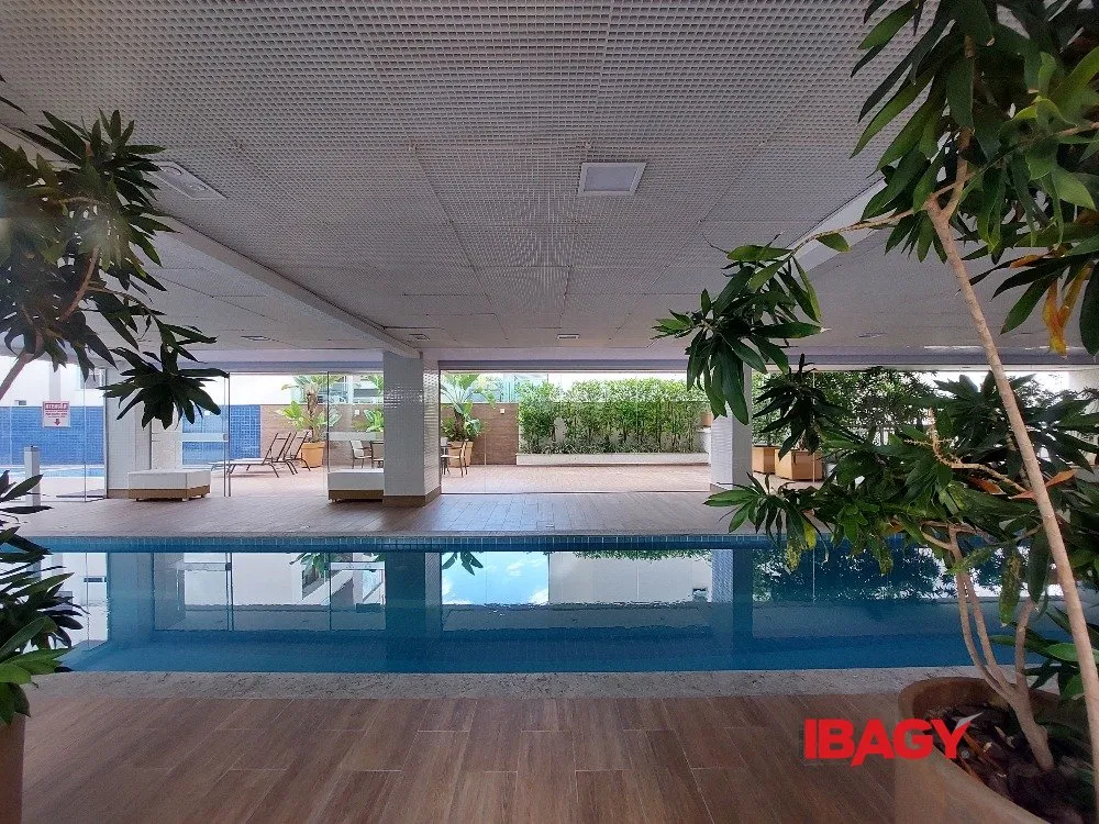 4-bedroom apartment in a building with a pool — photo 18