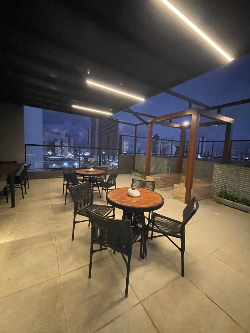 Balcony with a grill in a 3-bedroom apartment, 80 m² — photo 6