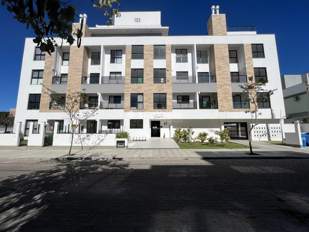 Balcony with a grill in a 2-bedroom apartment, 59 m² — photo 5
