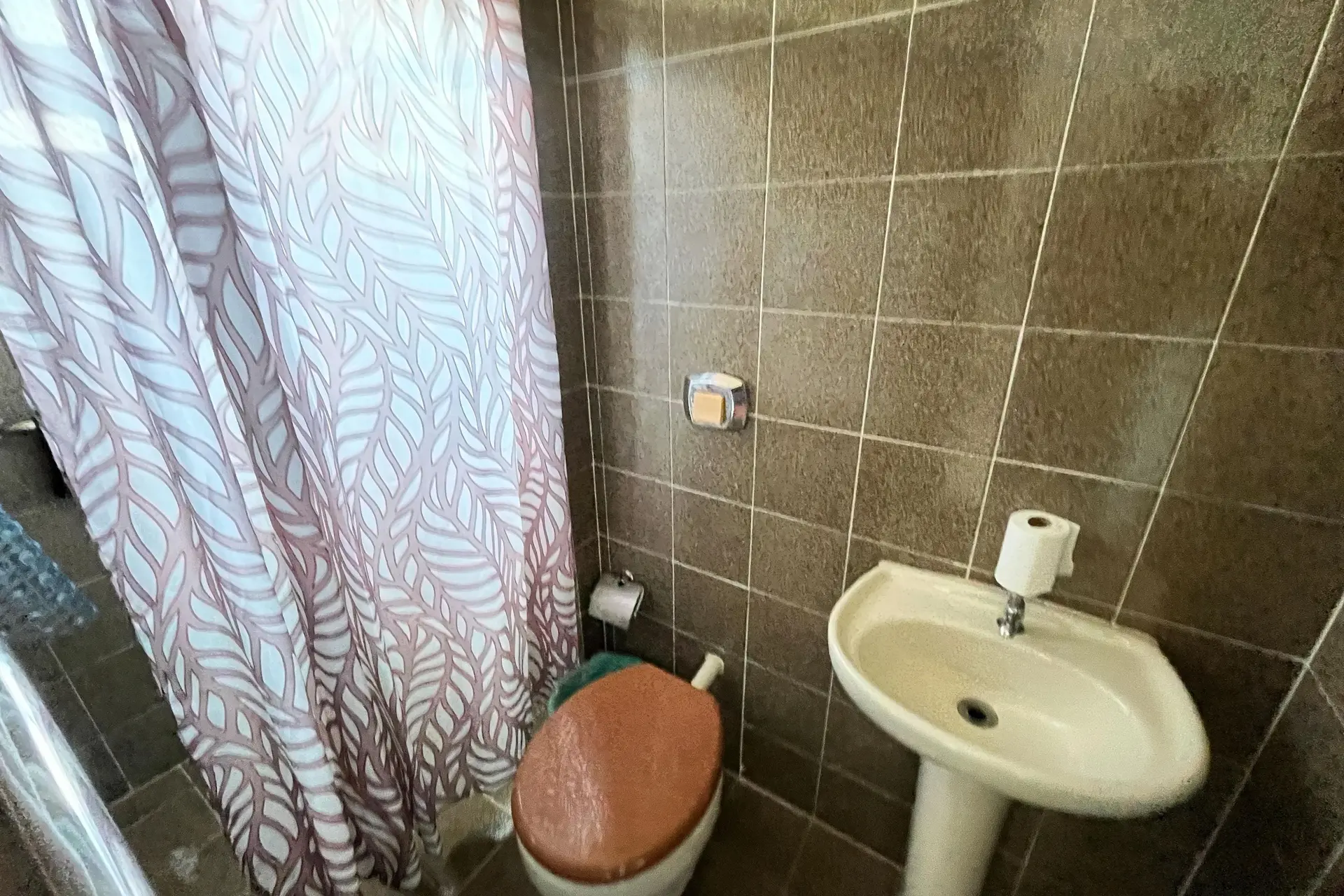 Furnished 3-bedroom apartment with laundry area — photo 43