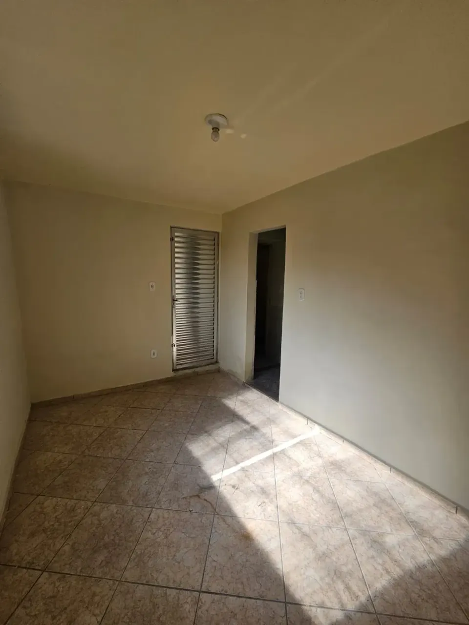 1-bedroom house with 1 bathroom no parking included — photo 14