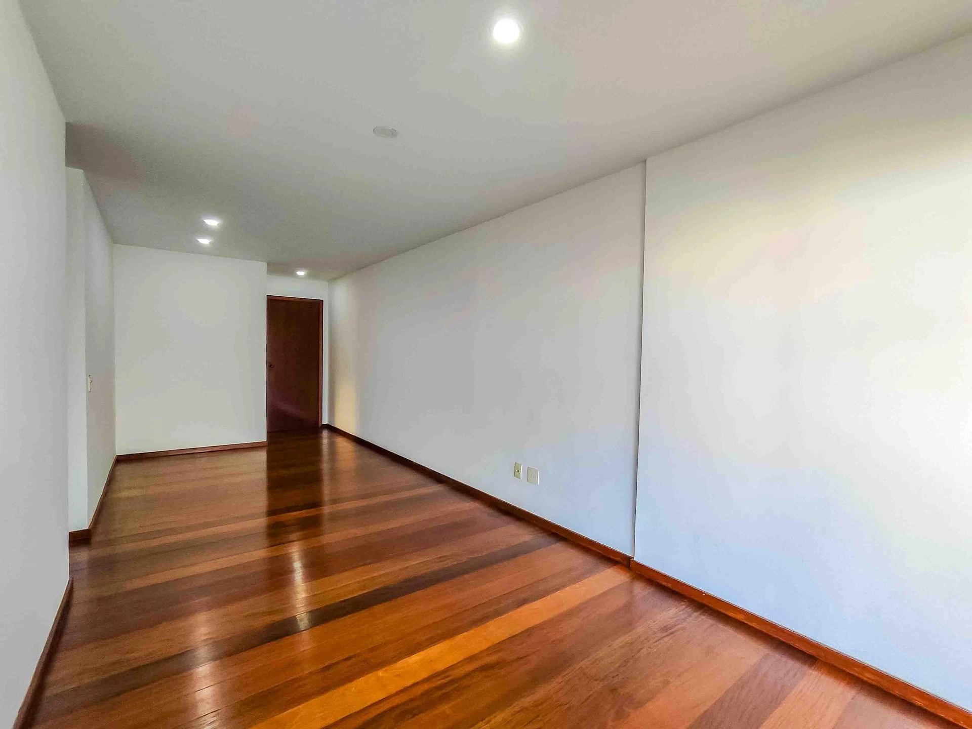 Apartamento sem mobília com 3 quartos e área de lavanderia — photo 21