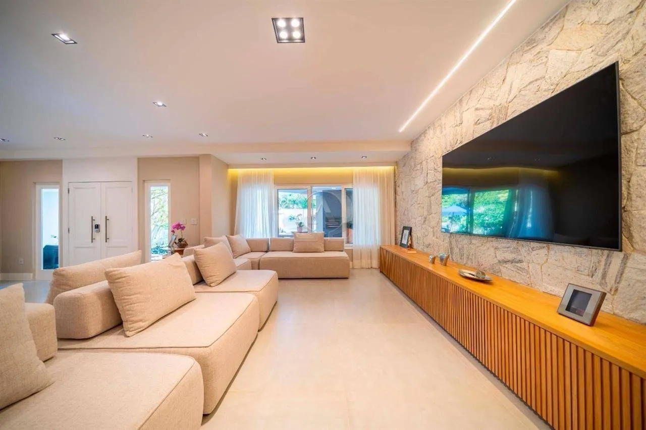 Гардеробная и 4 спальни: дом 475 м²