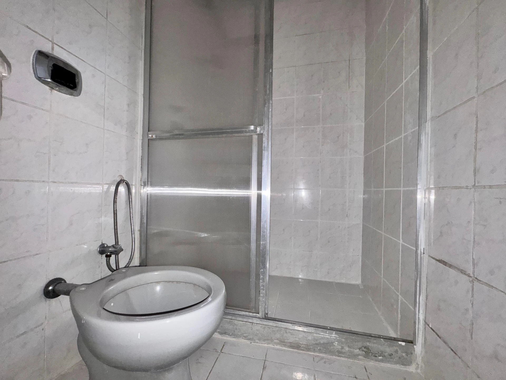 3-bedroom apartment with a balcony and laundry area — photo 35