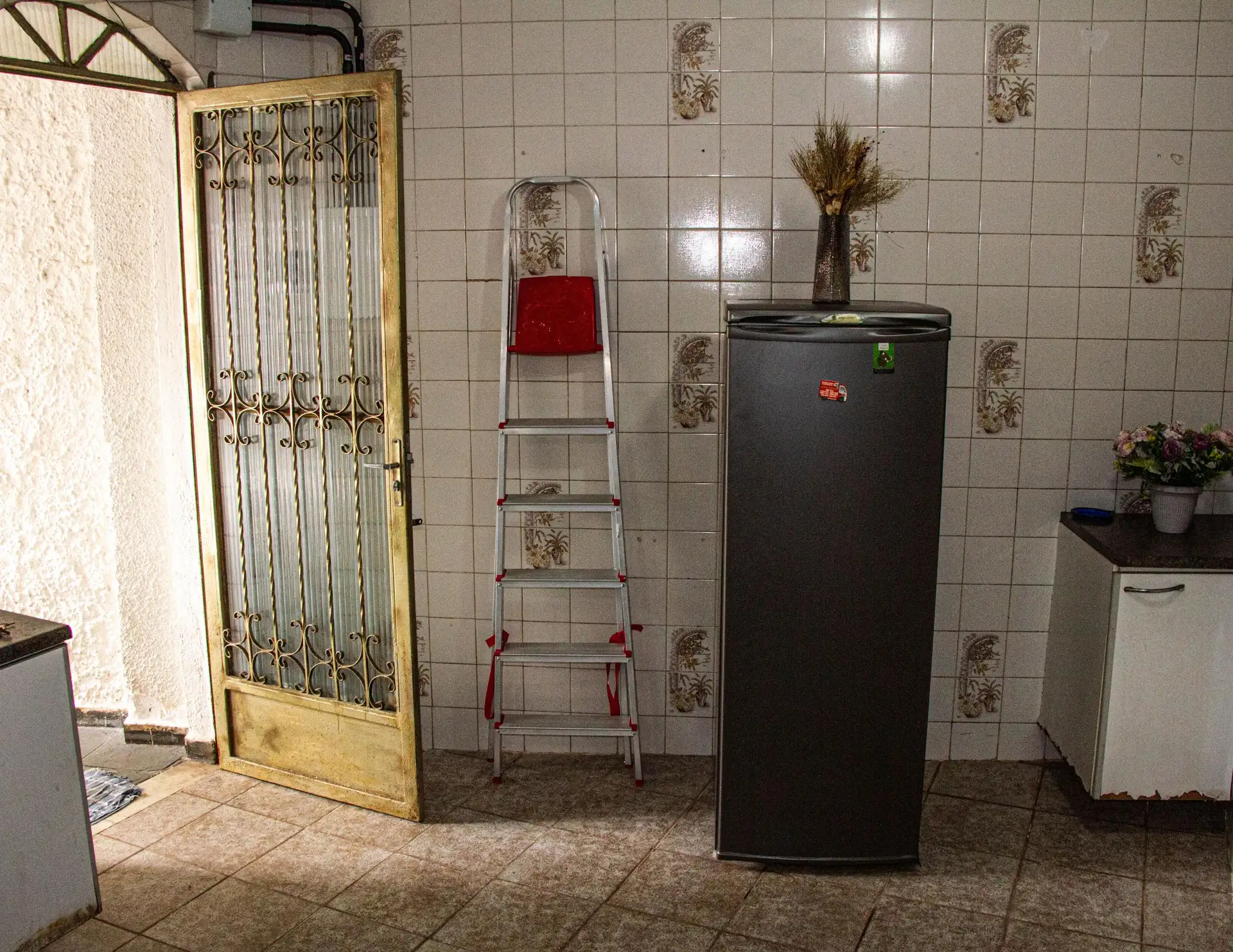 Casa mobiliada com 1 quarto, 1 banheiro e 2 vagas