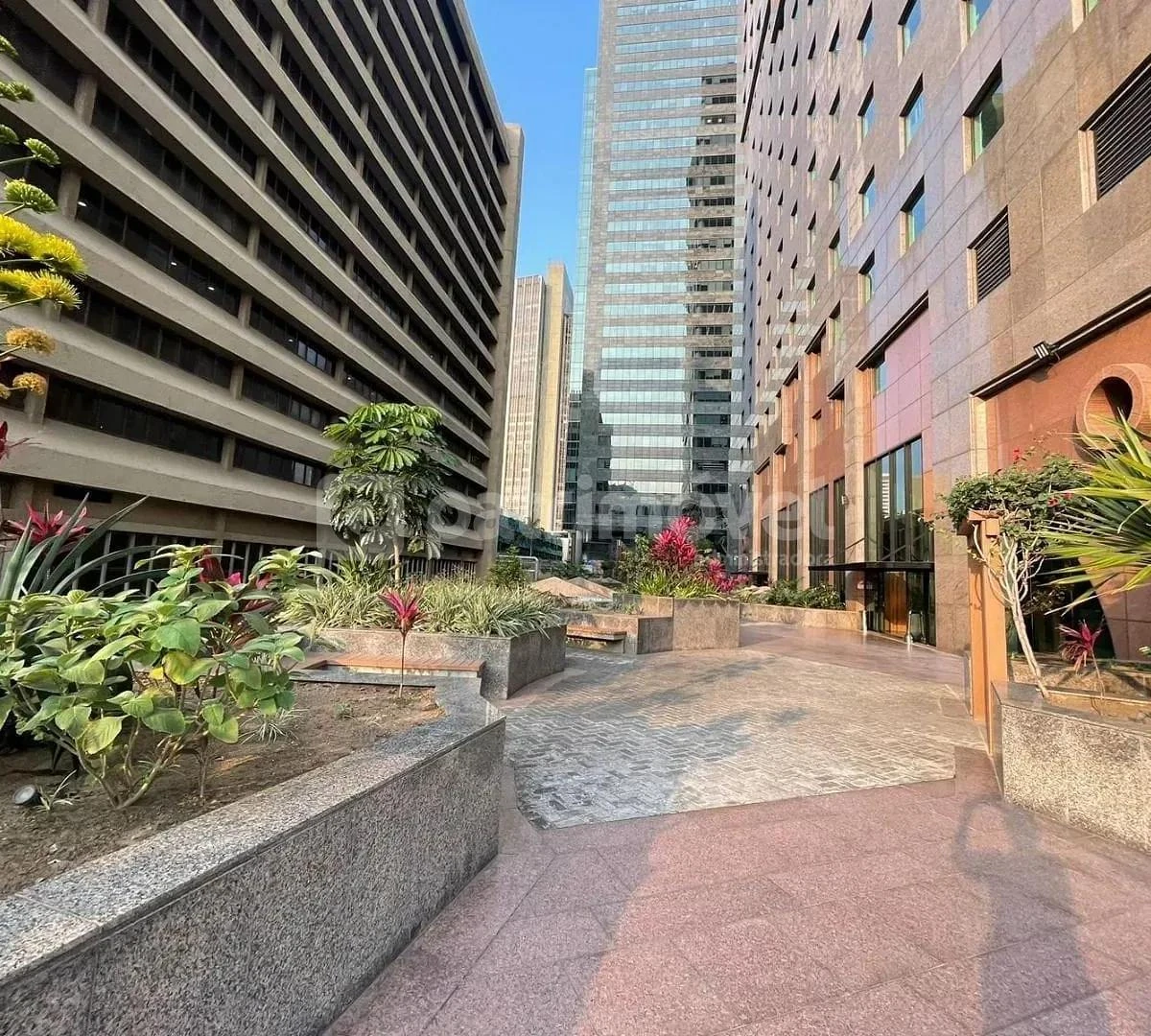 Apartamento de 957 m² com janelas do chão ao teto e vista — photo 25
