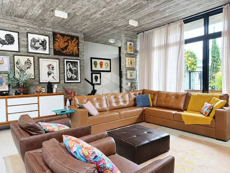 2-bedroom house with a glass-enclosed balcony