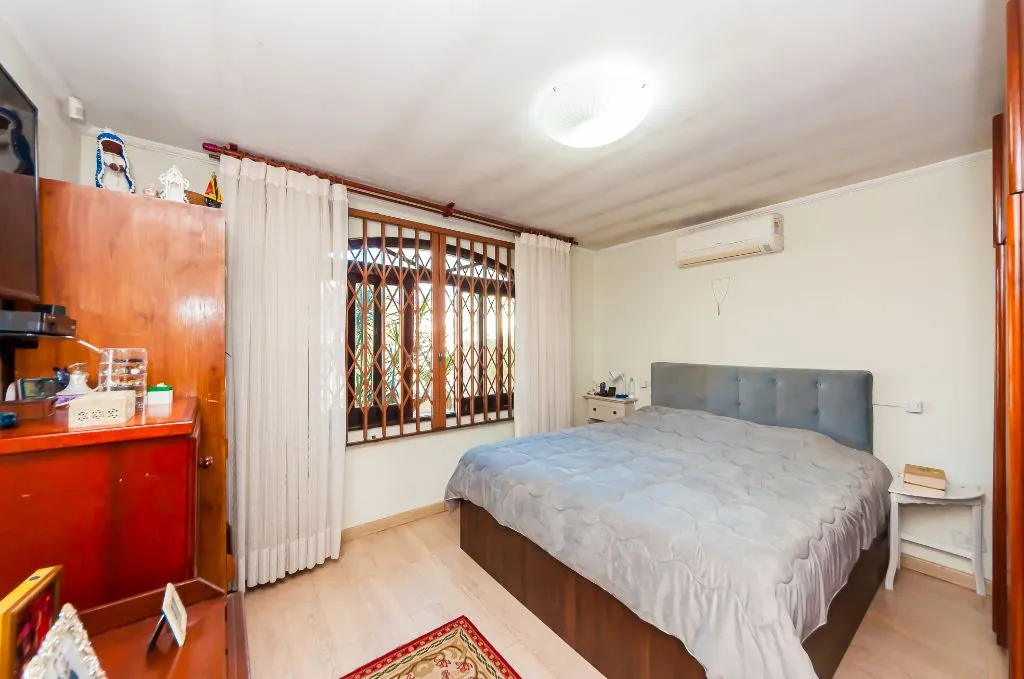 3-bedroom house with a bathtub in Curitiba — photo 16