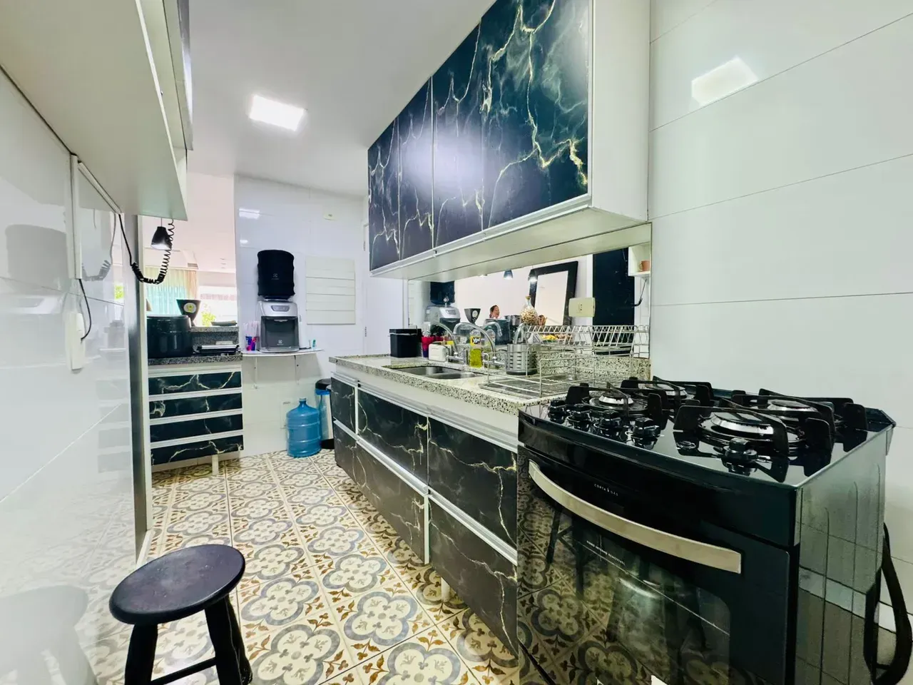 Furnished 3-bedroom apartment with open-plan kitchen — photo 17