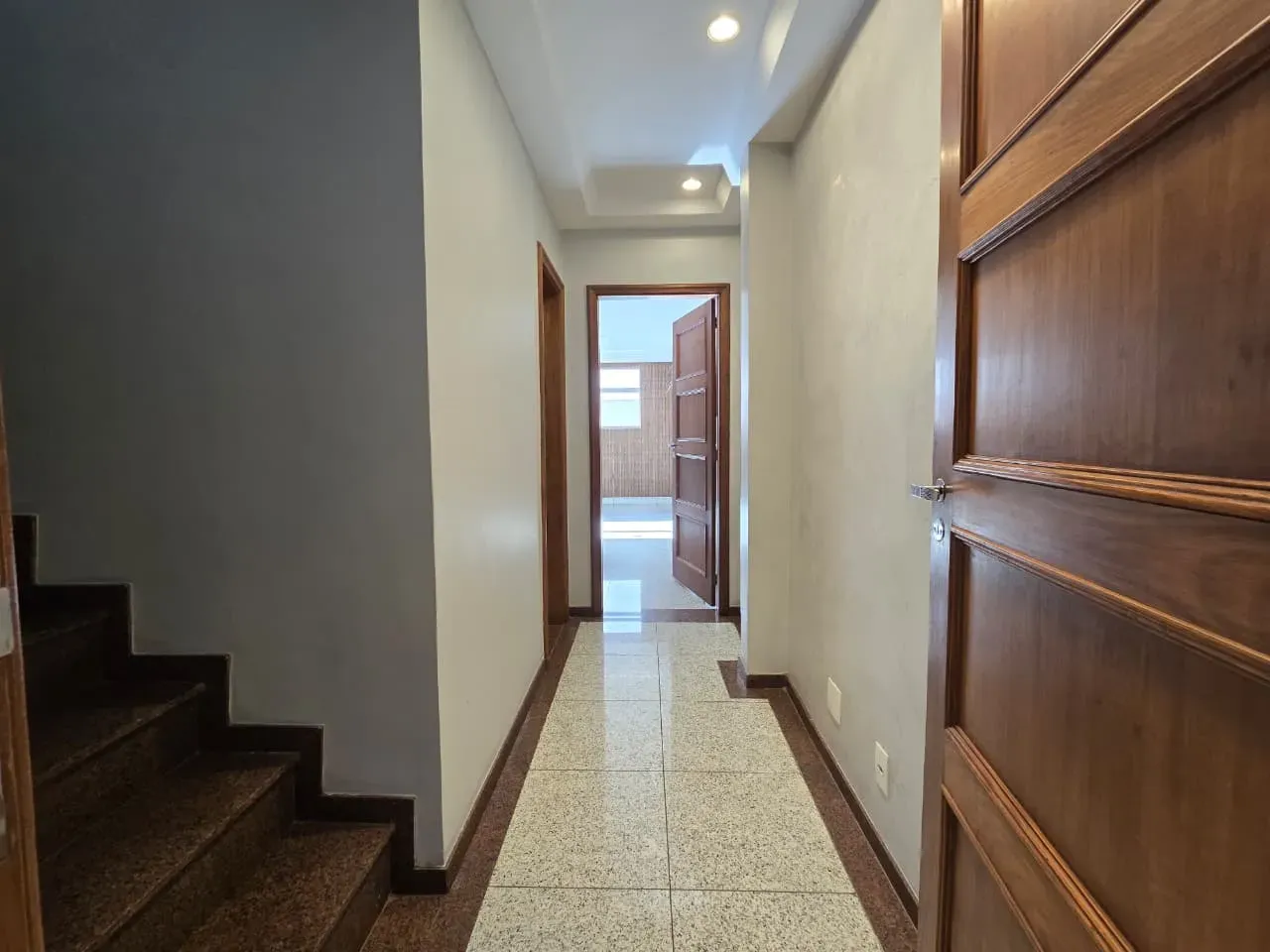 Будинок на 450 м² з 4 спальнями та кухнею з газом — photo 29