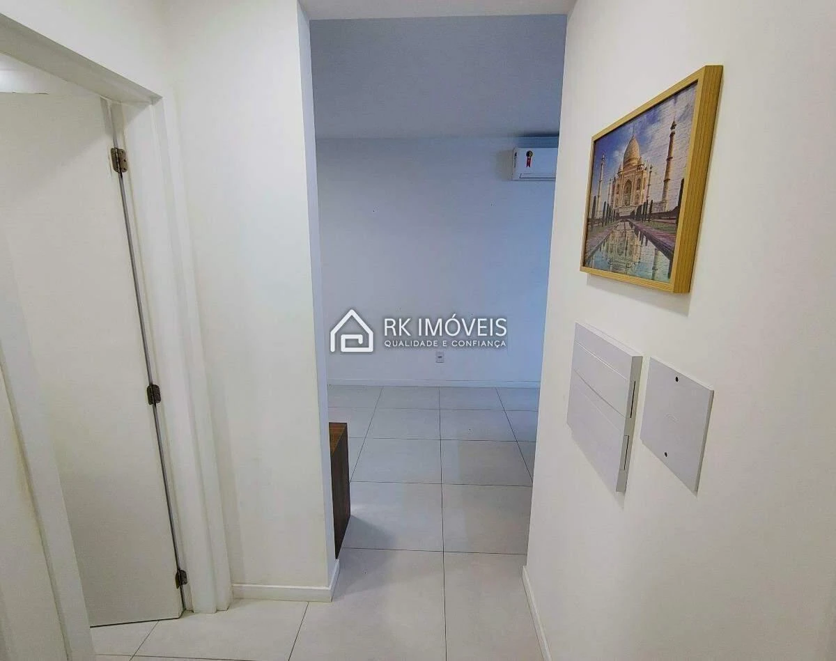 One-bedroom apartment in a building with a pool — photo 12