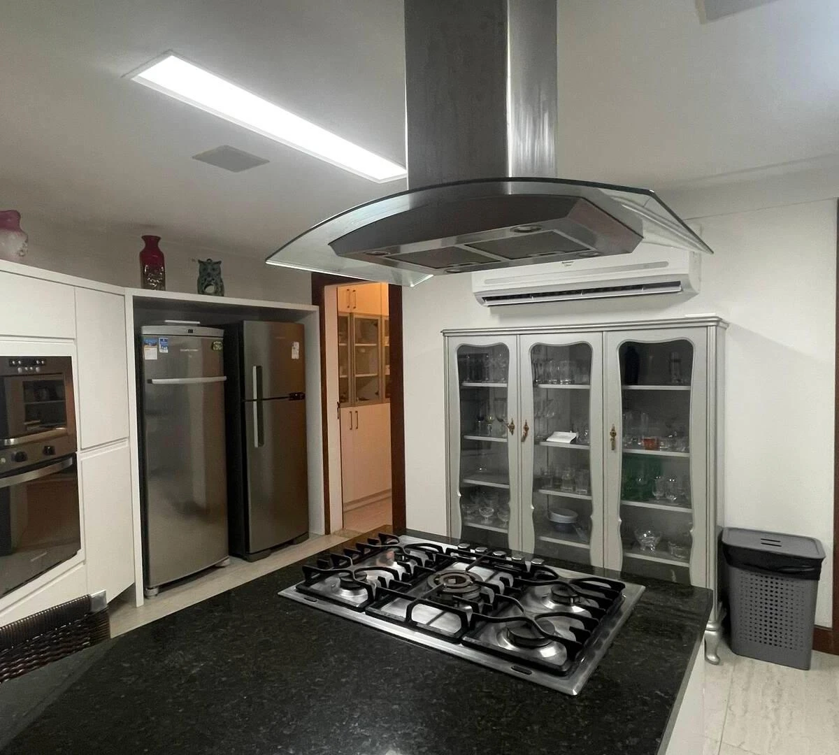 232 m² house with a walk-in closet and a bathtub — photo 6