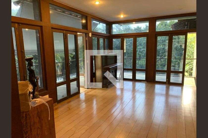 Furnished 360 m² house with 4 bedrooms and 2 parking spots