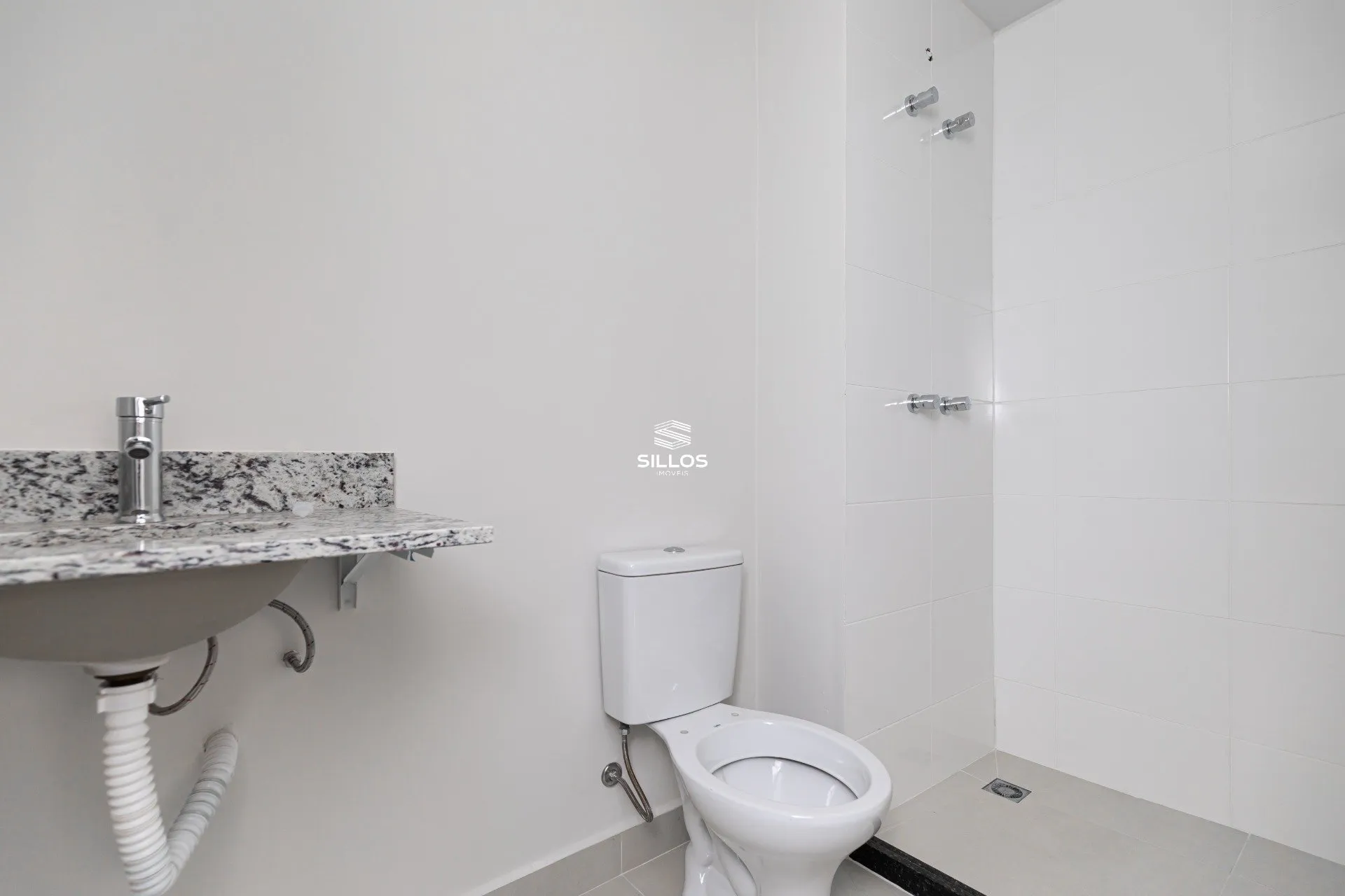 One-bedroom apartment in a building with a gym — photo 6