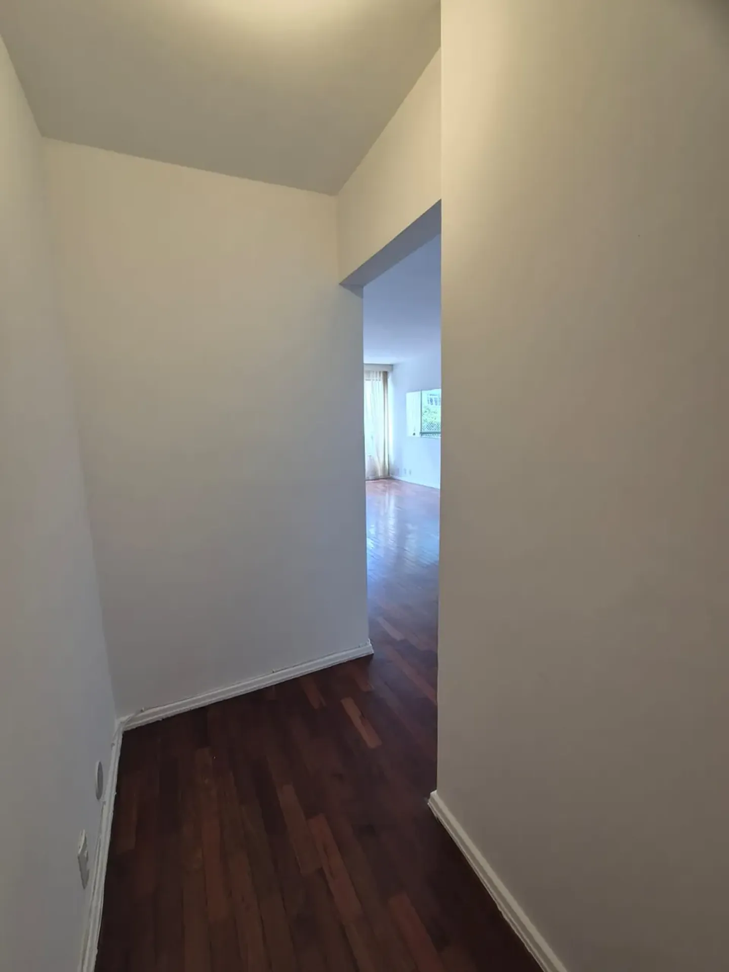 140 m² apartment with a bathtub and a home office — photo 20