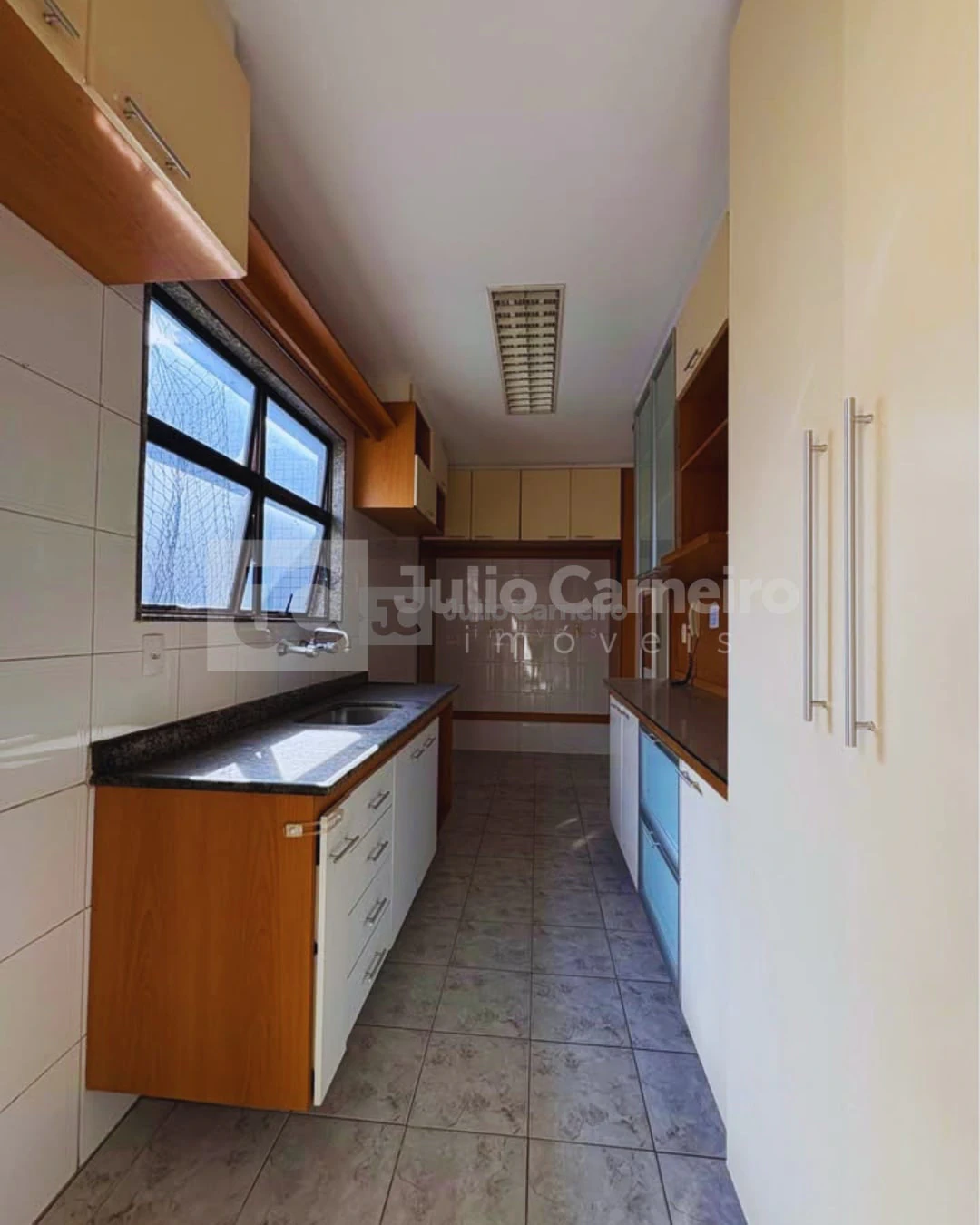 4-bedroom apartment with a bathtub — photo 15