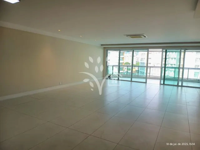Apartamento com 4 quartos, 5 banheiros e jardim privativo