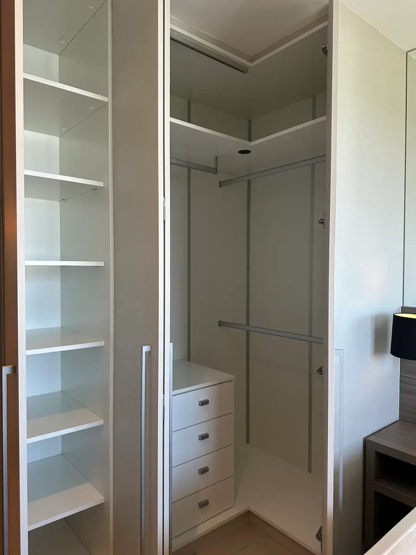 One-bedroom apartment with a mountain view — photo 12