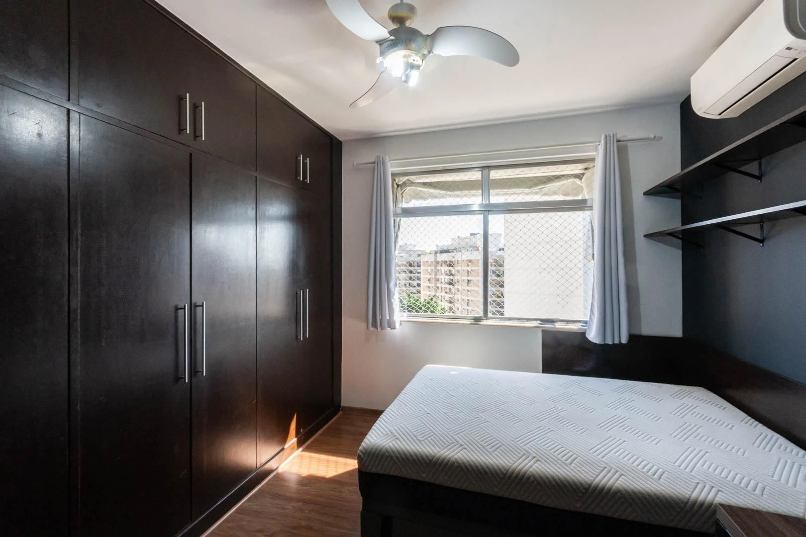 Balcony with a grill in a 3-bedroom apartment, 135 m² — photo 18