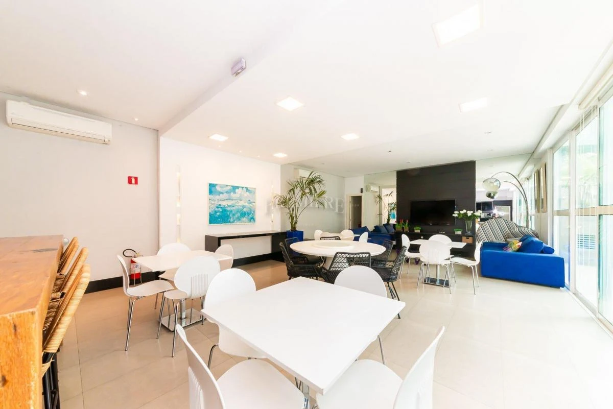 Apartment with 4 bedrooms and 5 baths, with a balcony — photo 37