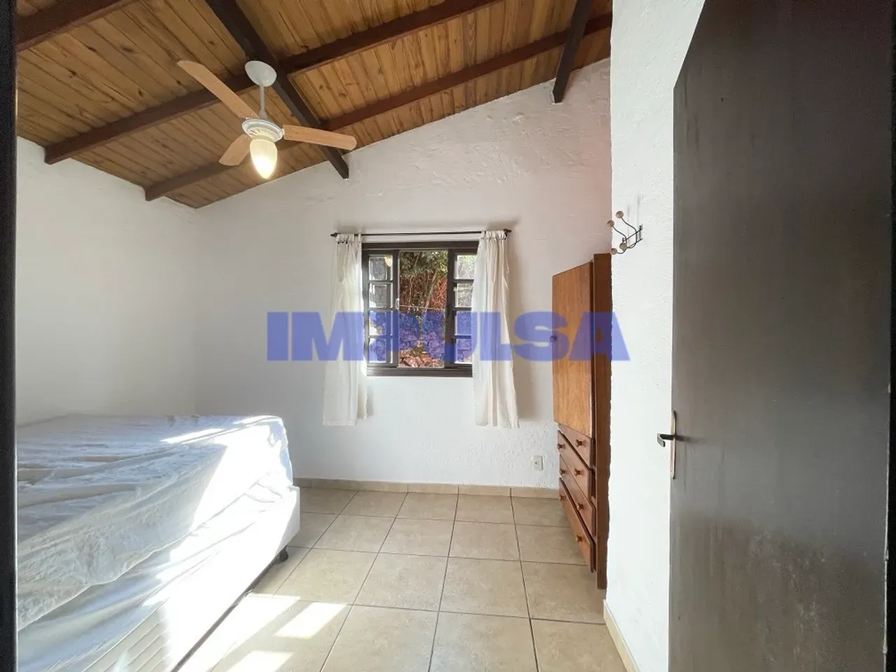 3-bedroom house with a fireplace in Florianópolis — photo 16