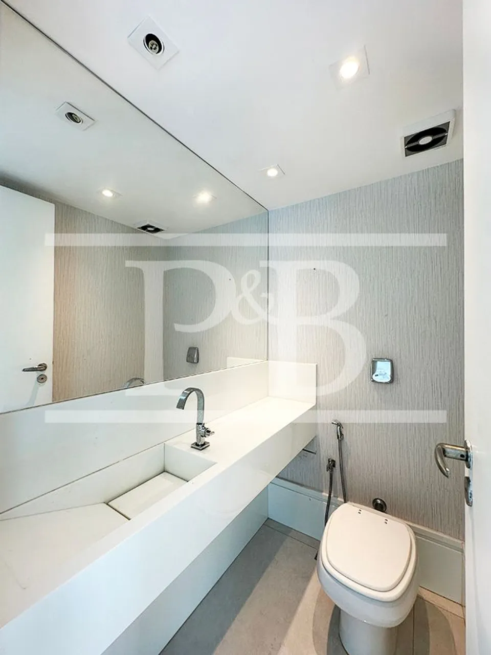 4-bedroom apartment with an enclosed glass balcony — photo 5
