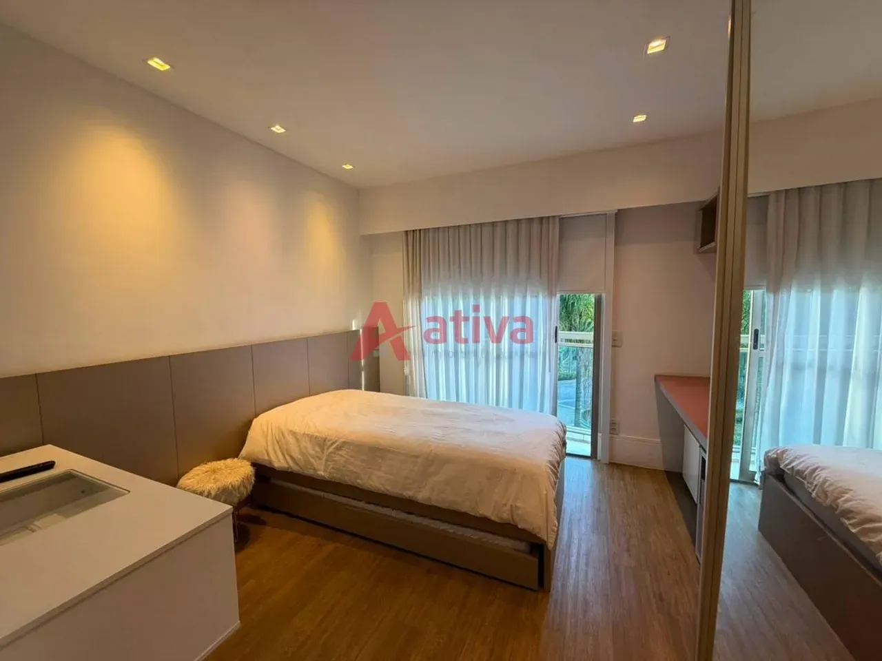 Furnished apartment with 4 bedrooms and an open-plan kitchen — photo 26