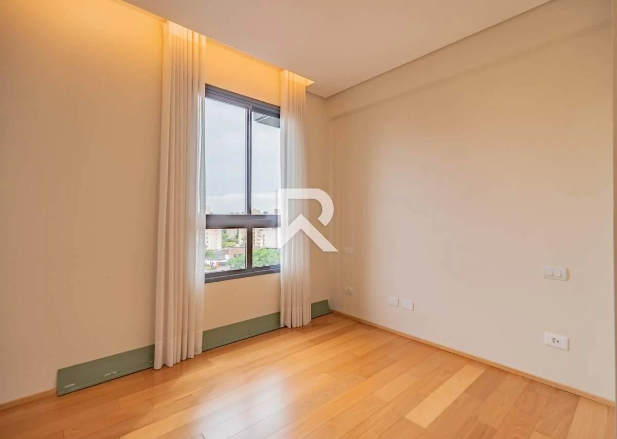 3-bedroom apartment with a walk-in closet in Curitiba — photo 23