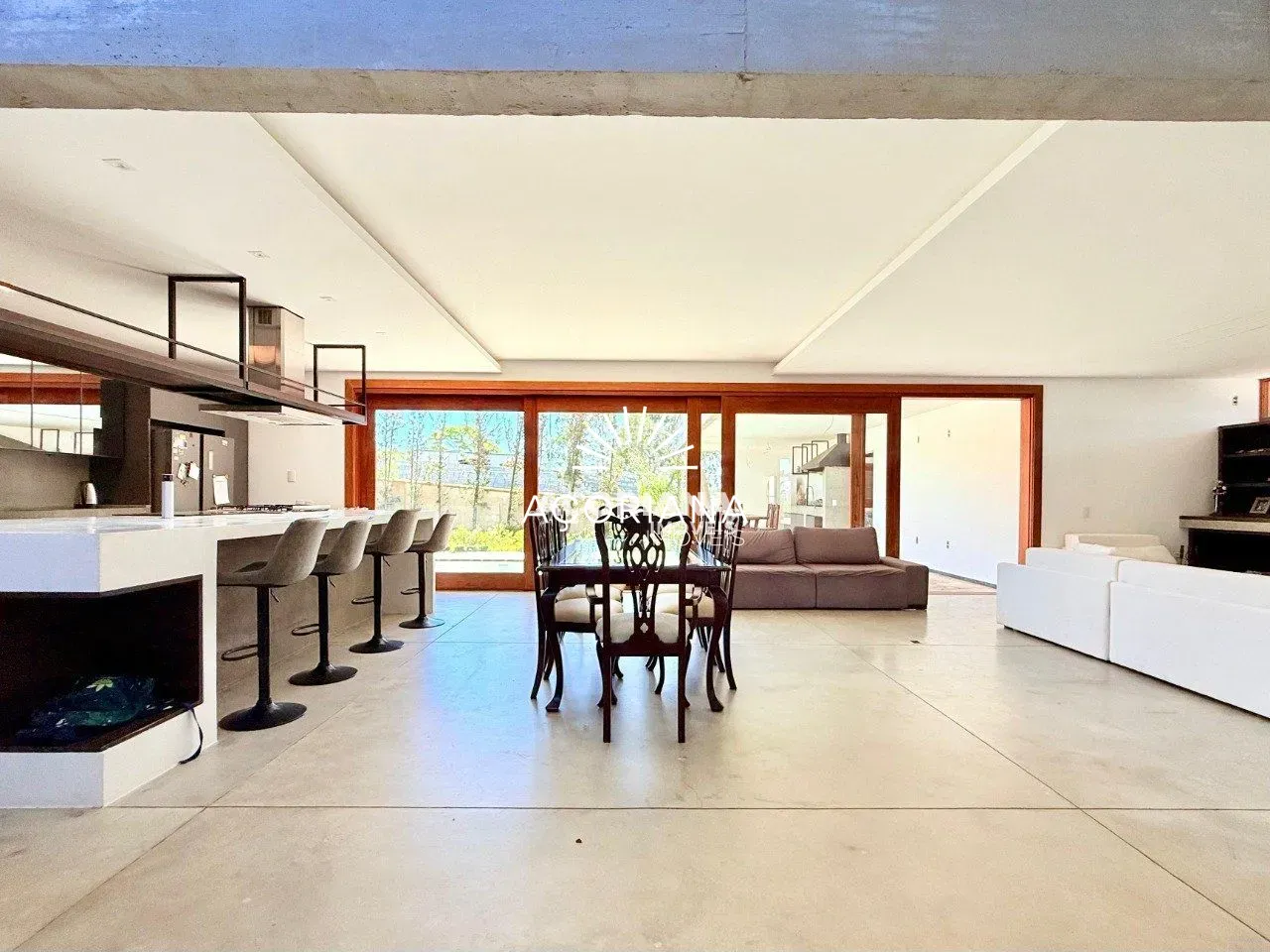 House with open-plan kitchen and 5 bedrooms over 558 m² — photo 4